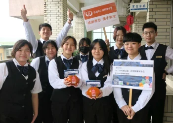 弘道X頭城家商 連續六年辦圍爐餐會 助9旬行動不便嬤跨出家門 熱鬧吃辦桌