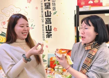 新加坡網紅抵番路鄉農會直播    特色產品行銷國際