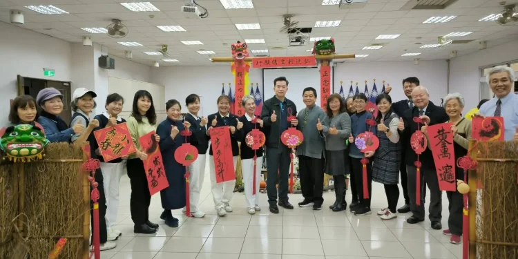 名家現場揮毫勿貪   結合反詐宣導贈春聯