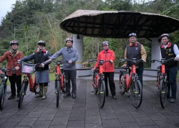 徐榛蔚騎自行車視察中南區道路平整性 傾聽鄉親需求優化114年道路工程